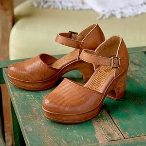 boc by Born Womens Tan clog heels Size 11 Gia comfortable low heel shoes EUC BO